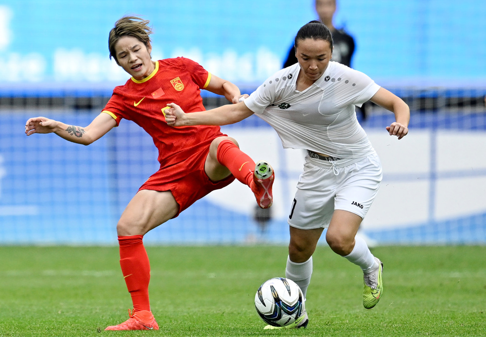 包含现场直击！女子足球比赛火爆开启！的词条