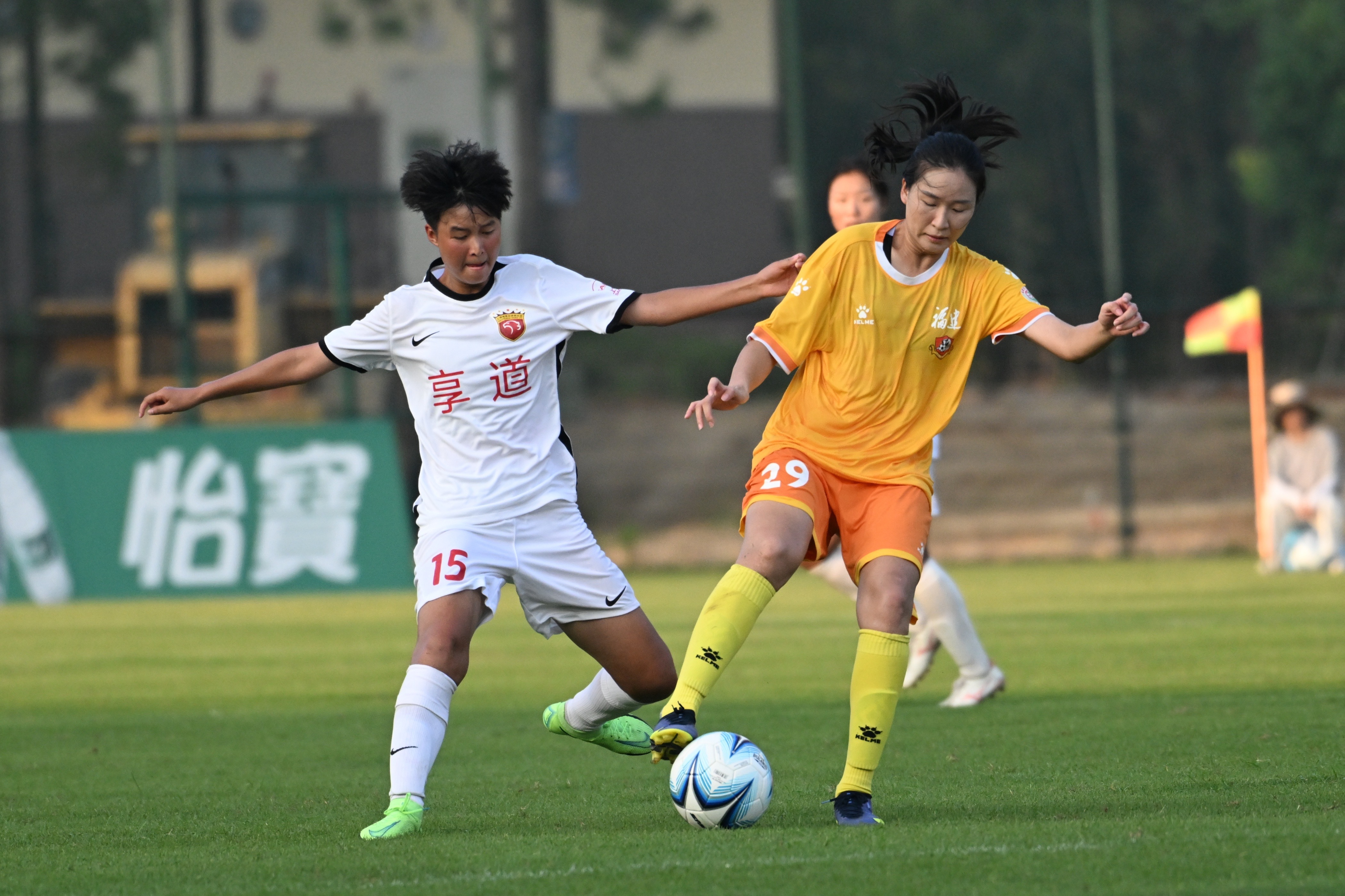 包含现场直击！女子足球比赛火爆开启！的词条