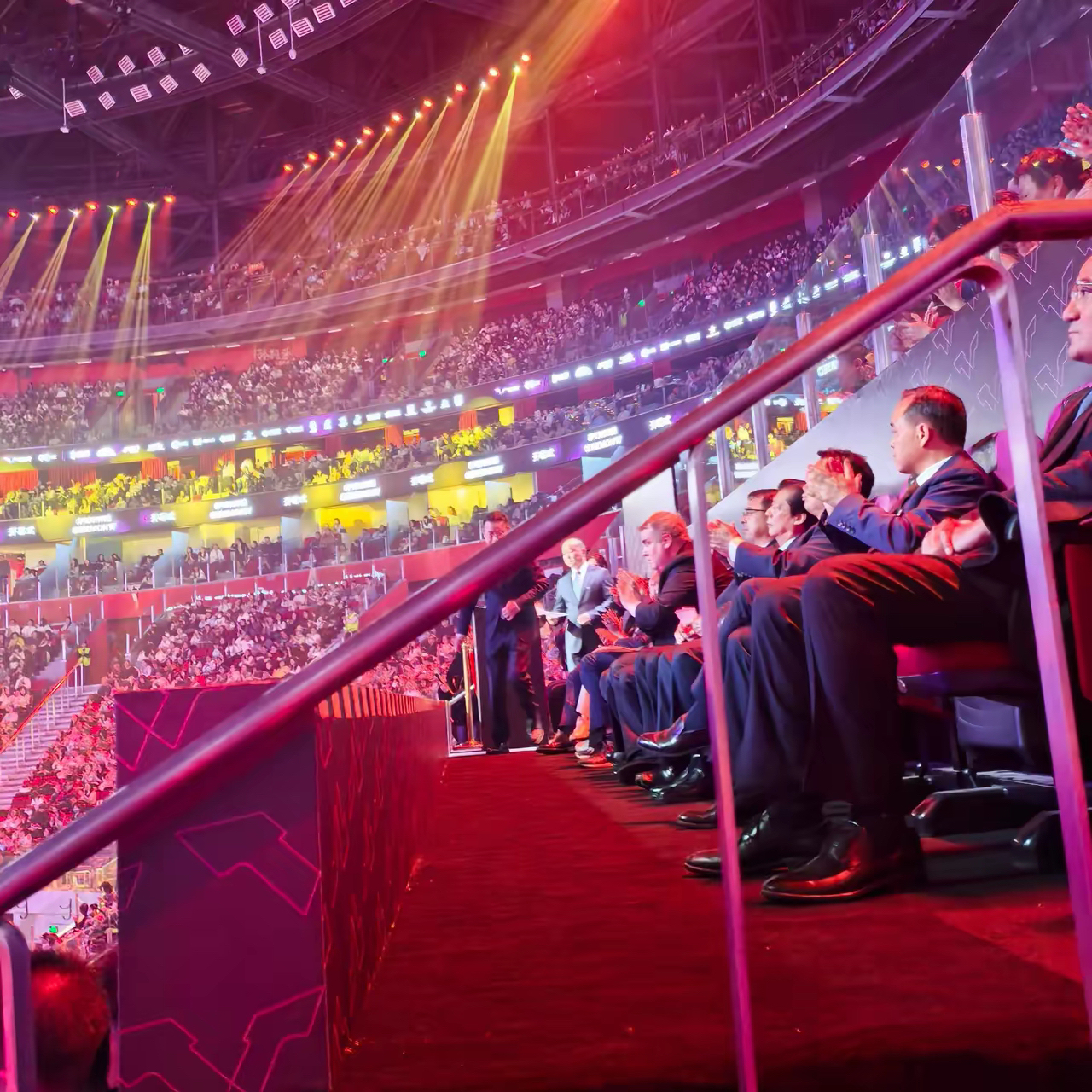 关于球员盛装出场,球场人气爆棚精彩连连的信息 关于球员盛装出场,球场人气爆棚精彩连连的信息