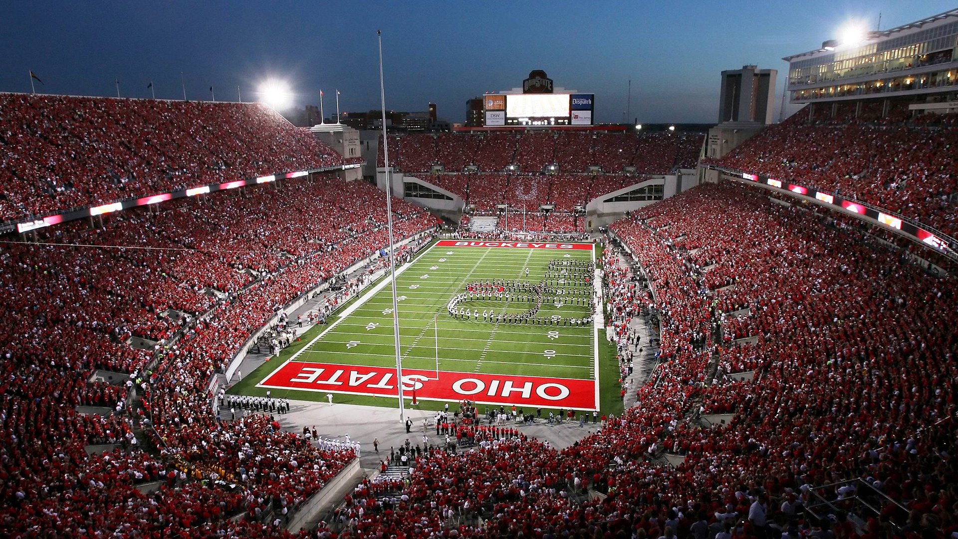 开云体育官网-赛道上的指挥家，范弗利特如何以F1街道赛之夜为舞台，带动全队节奏