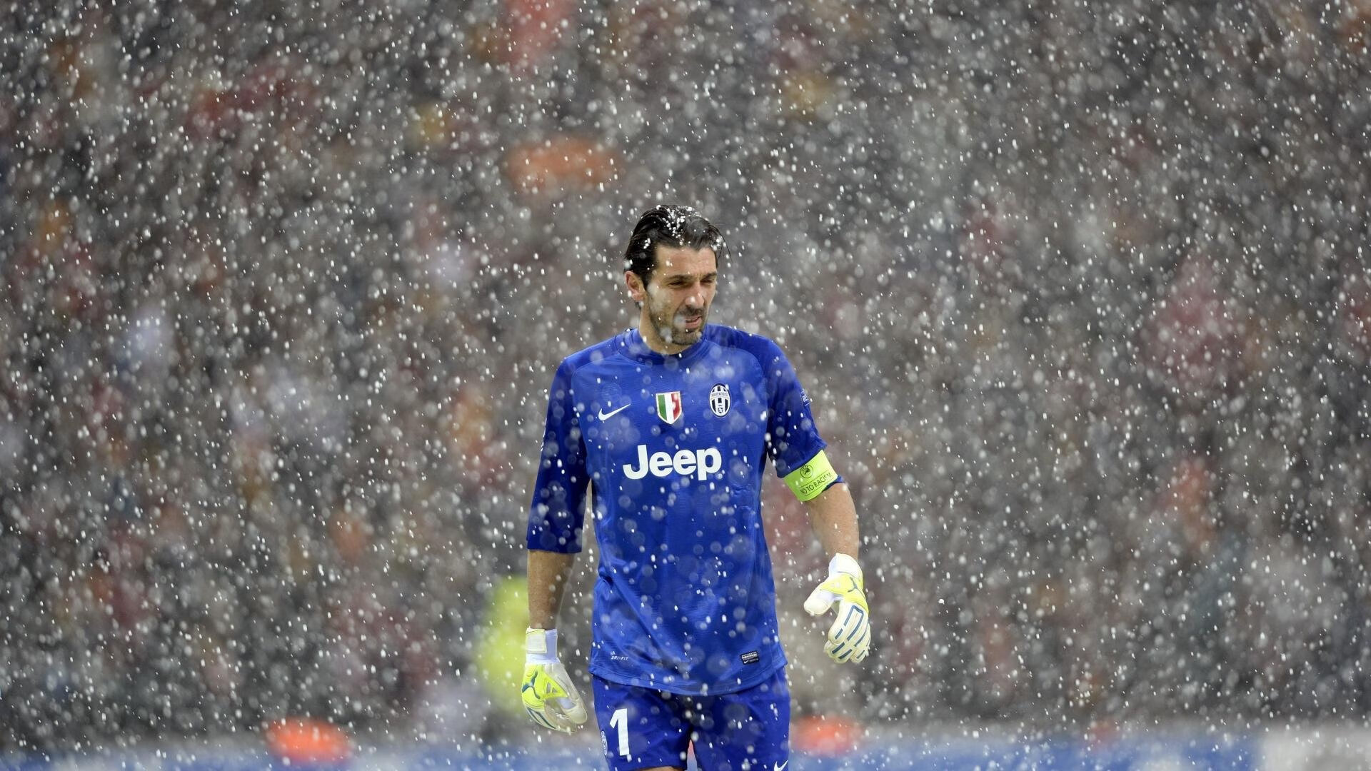 鹰击长空,欧冠半决赛焦点战,老鹰连续得分压制广东队